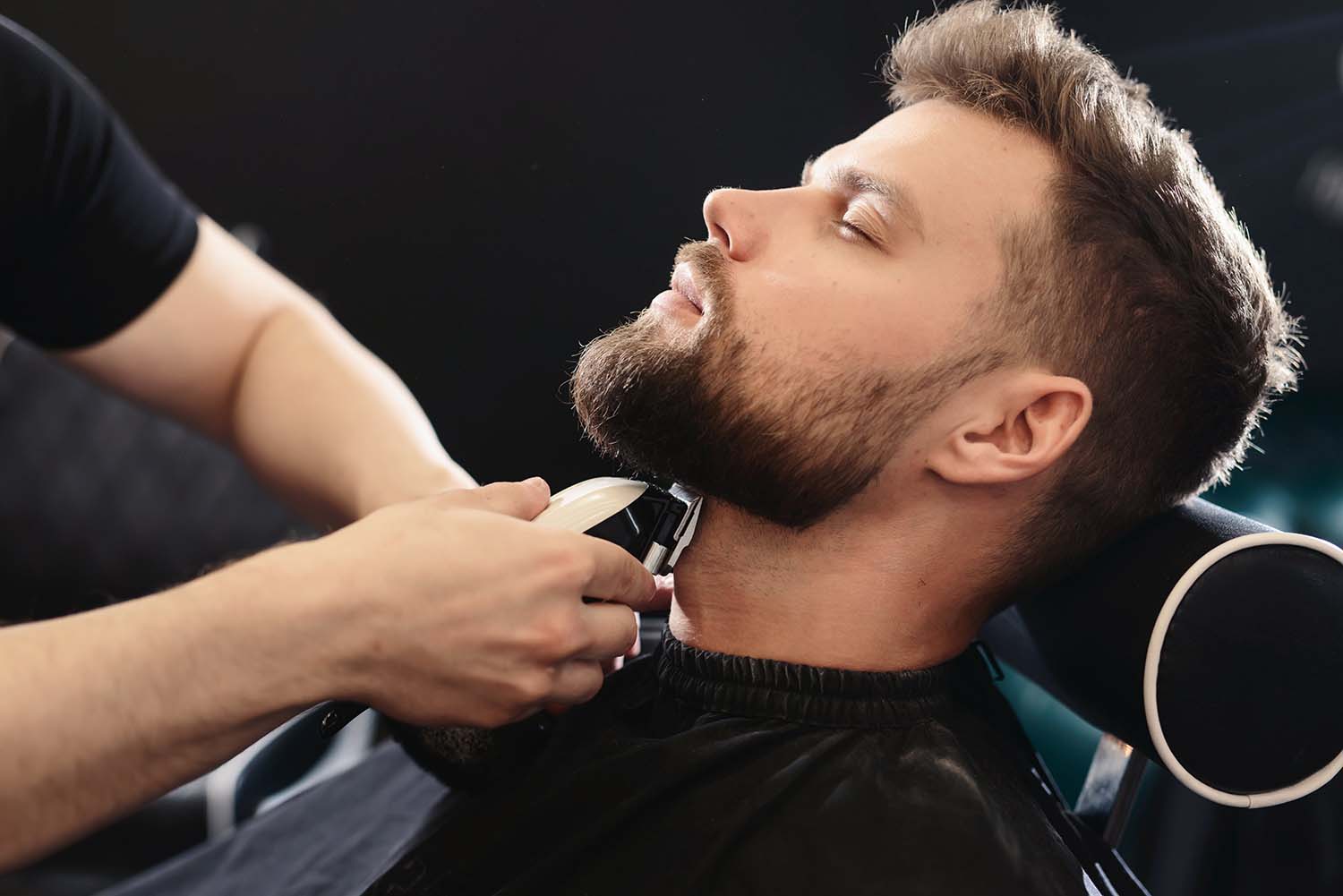 Barbier taillant une barbe