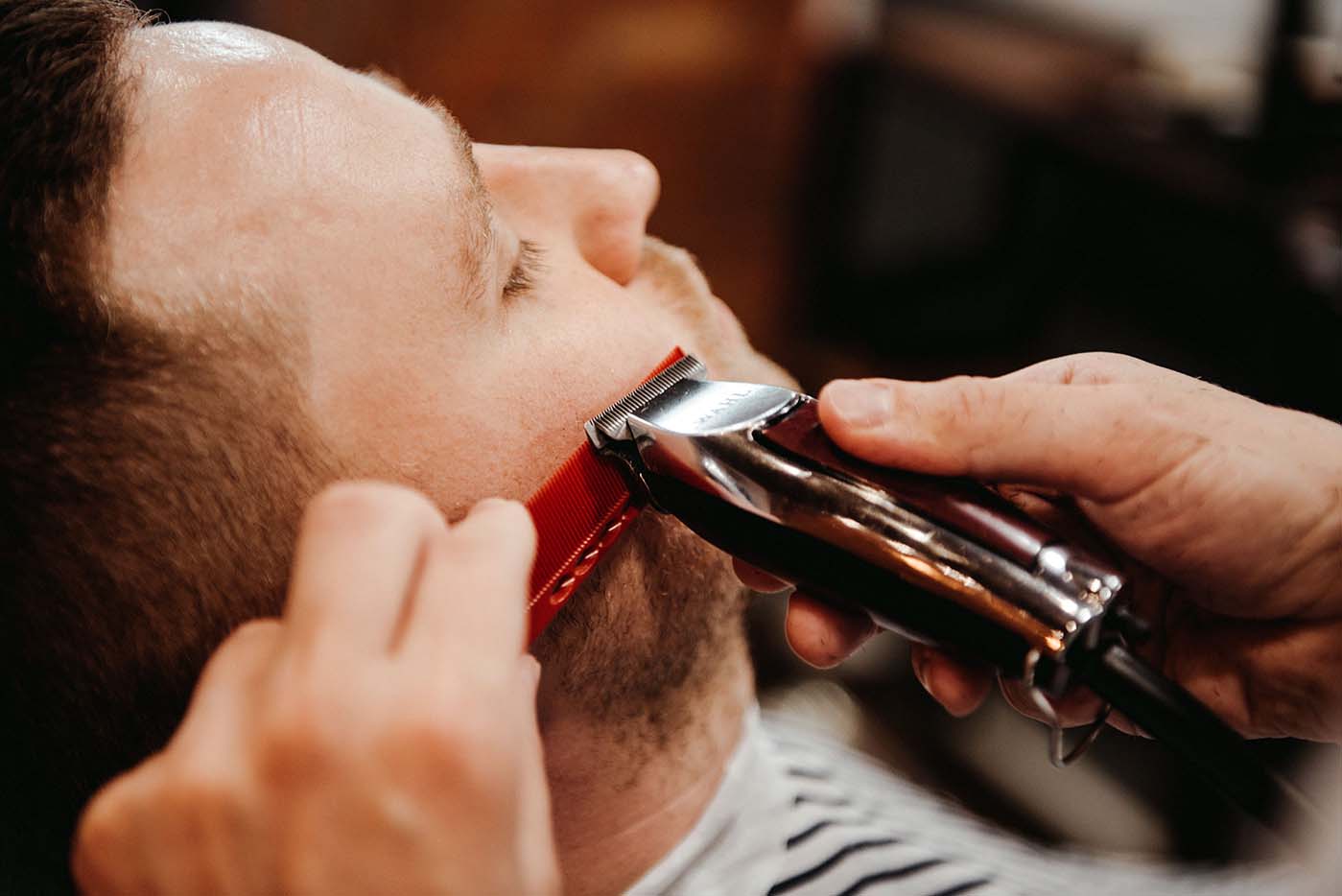 Taille de barbe avec une tondeuse